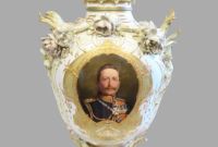 Prachtvolle, kaiserliche Potpourri-Deckelvase mit Porträtmedaillon von Wilhelm II. sowie Ansicht des Berliner Stadtschlosses, KPM Berlin.